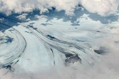 Gletscher durch ein Loch in den Wolken